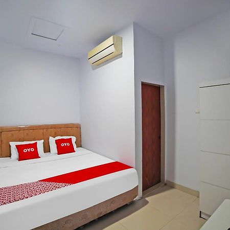 Oyo 92342 Hotel Batik Traveller Медан Экстерьер фото
