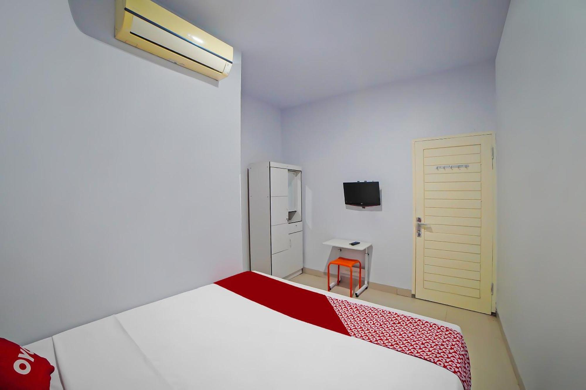 Oyo 92342 Hotel Batik Traveller Медан Экстерьер фото
