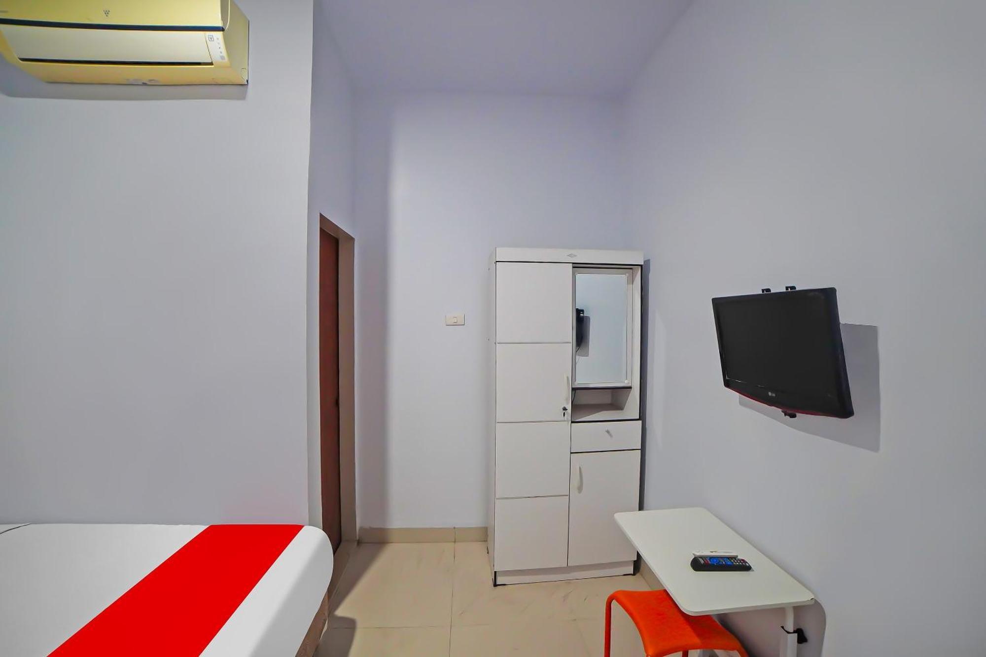 Oyo 92342 Hotel Batik Traveller Медан Экстерьер фото